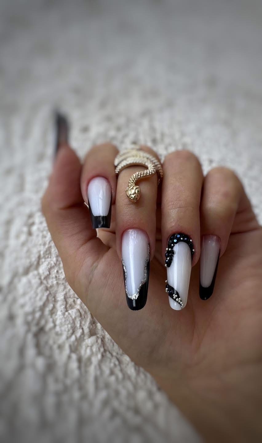 Minimalistisches Nageldesign mit kleinen handgemalten roten Herzen auf einer Nude-Base.