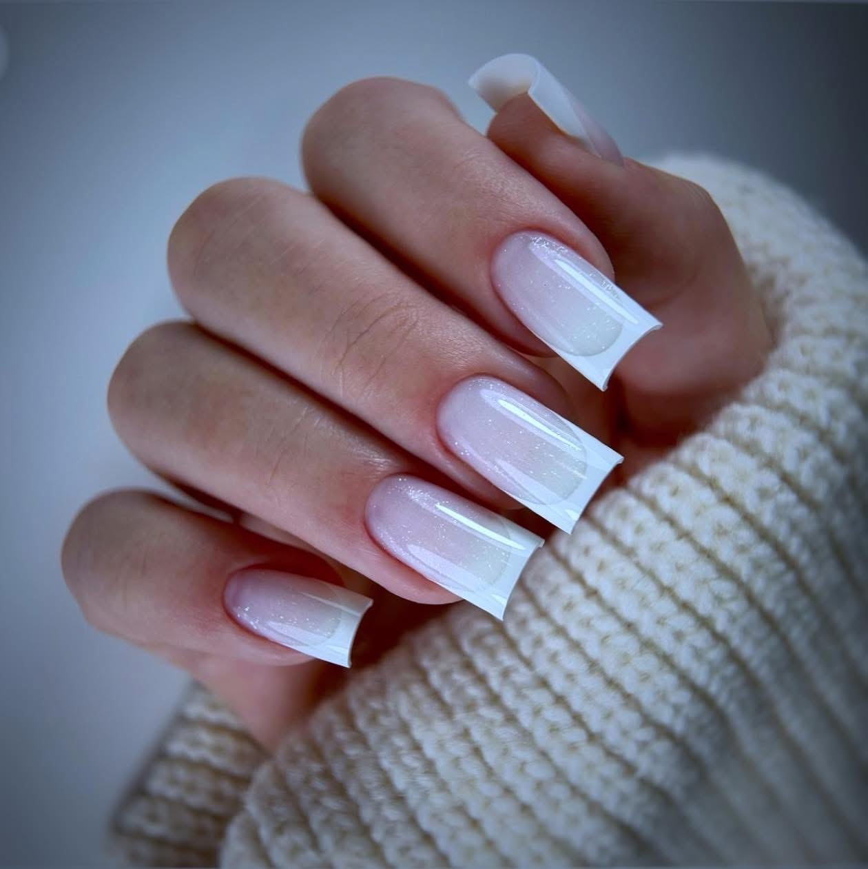 Beruhigende salbeigrüne Gelnägel im modernen Pastell-Look mit einem soften Matt-Finish.