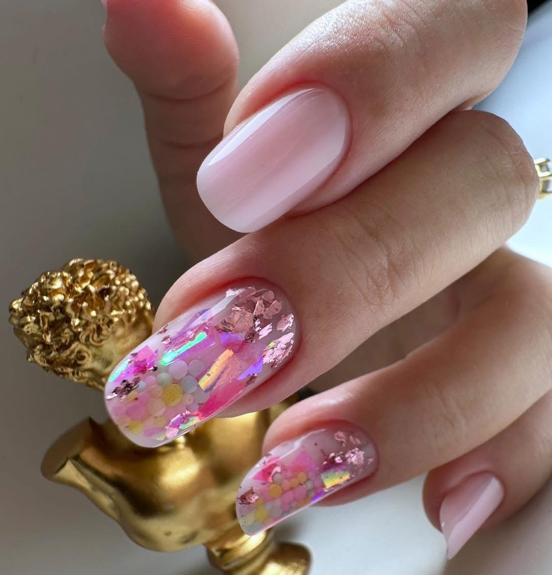 Elegante Gelnägel im Rosenquarz-Look mit feinen weißen Adern und einem Hauch von Schimmer.