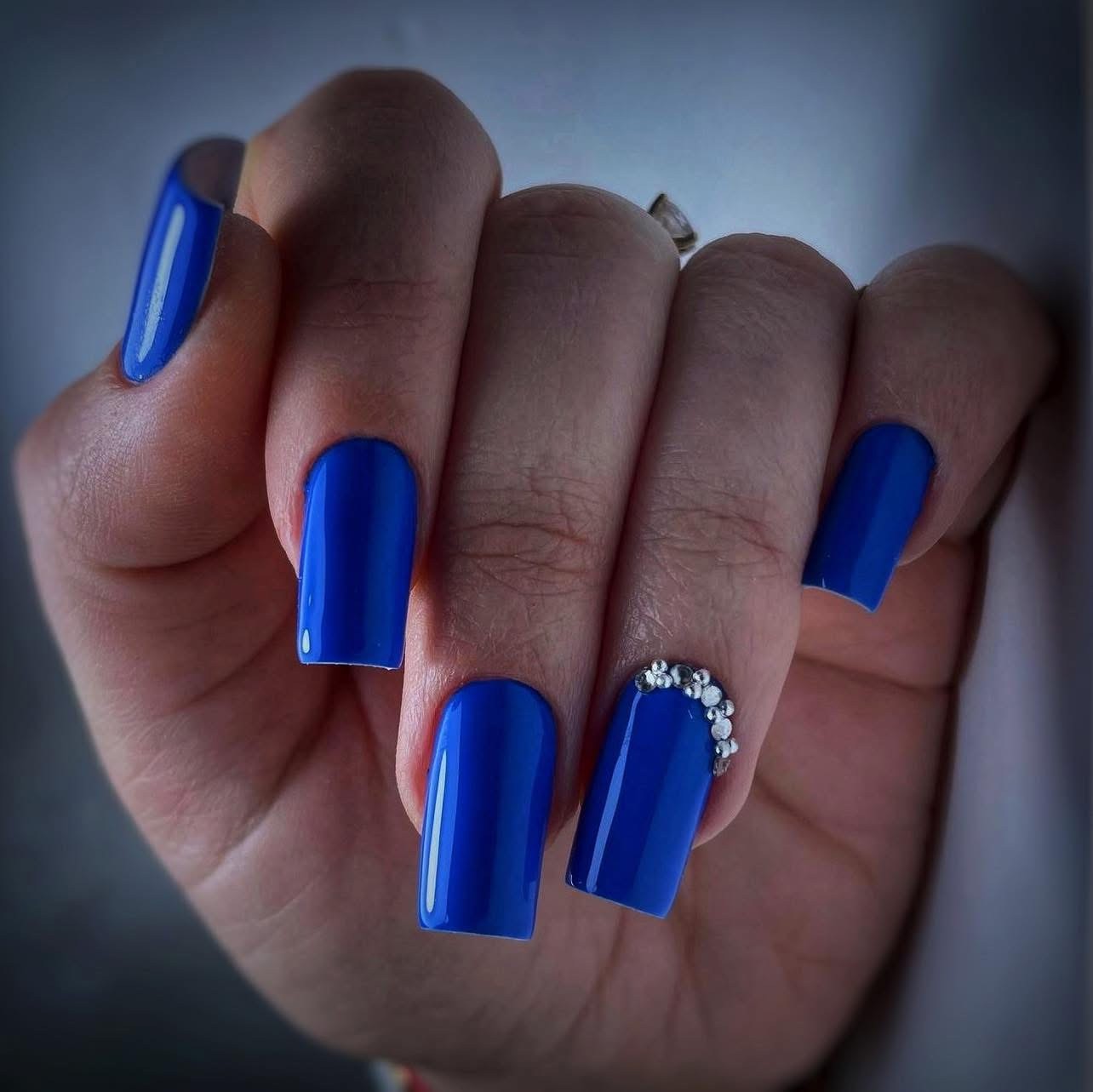 Romantisches Nageldesign mit filigranen handgemalten Blumen auf einer nudefarbenen Base.