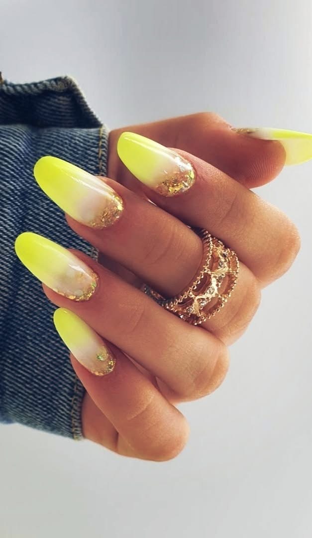 Elegante Gelnägel in tiefem Petroleum-Grau mit einem samtigen Matt-Finish.