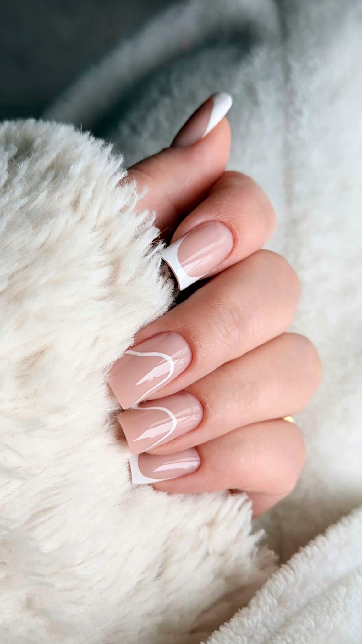 Modernes abstraktes Nageldesign mit glänzender Silberfolie auf matt-weißen Gelnägeln.