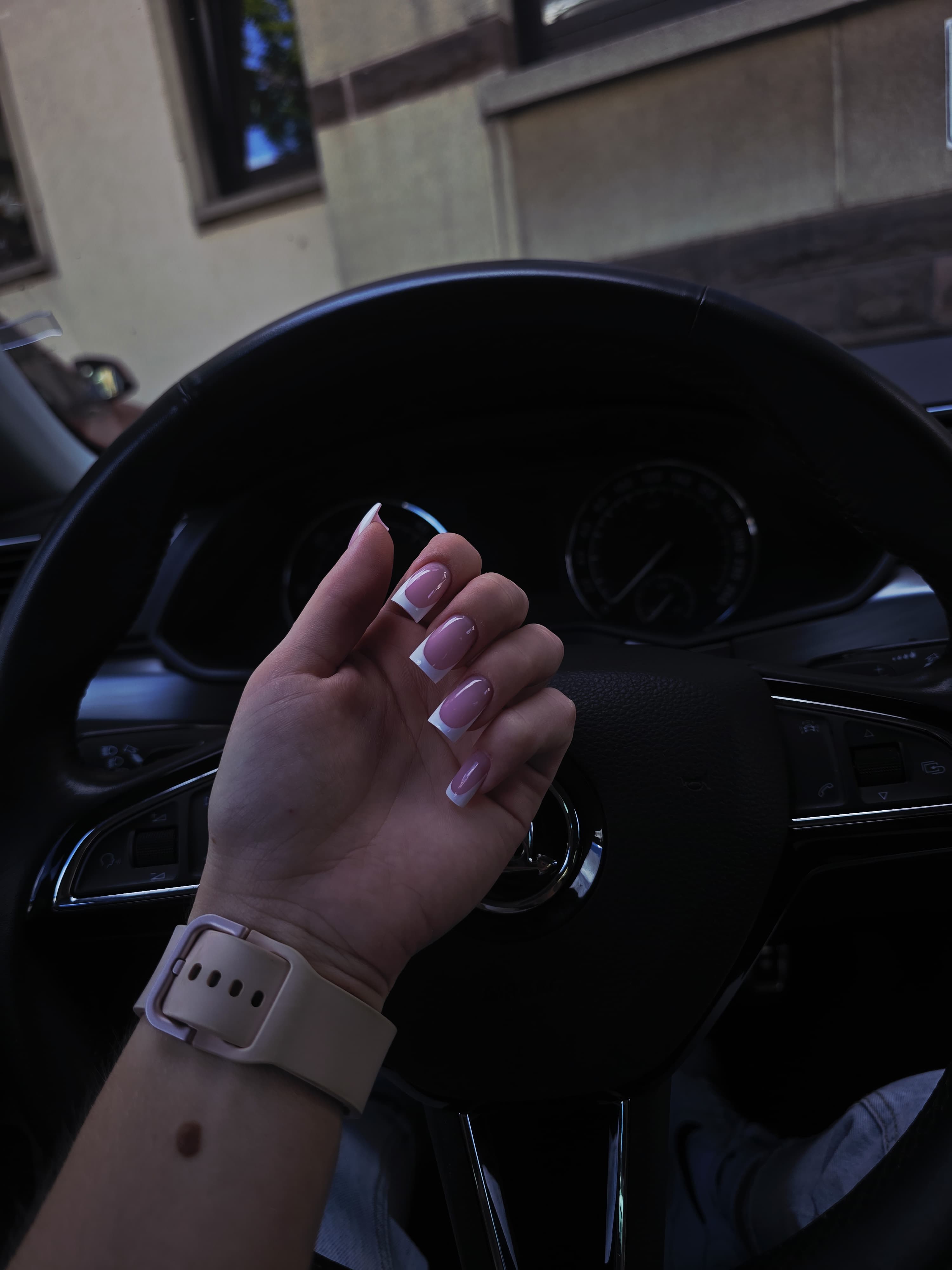 Trendige Glazed Donut Nails mit zartem Perlmutt-Schimmer auf milchiger Base.