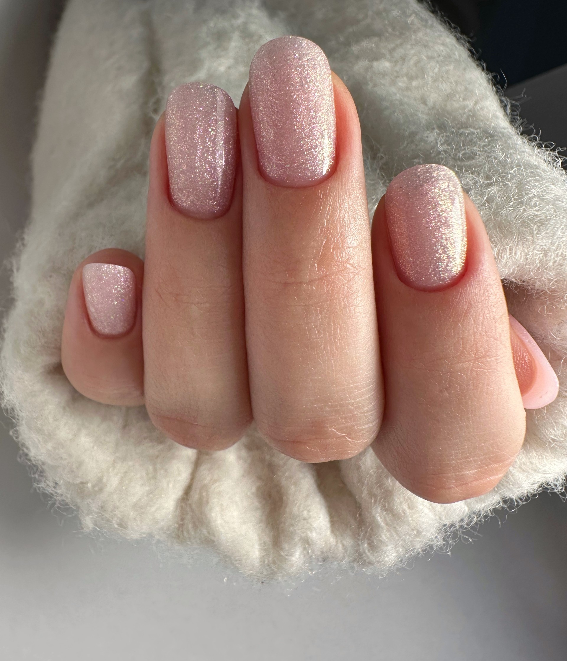 Dunkelrote Gelnägel in edlem Burgunderrot mit hochglänzendem Top Coat auf Mandelform