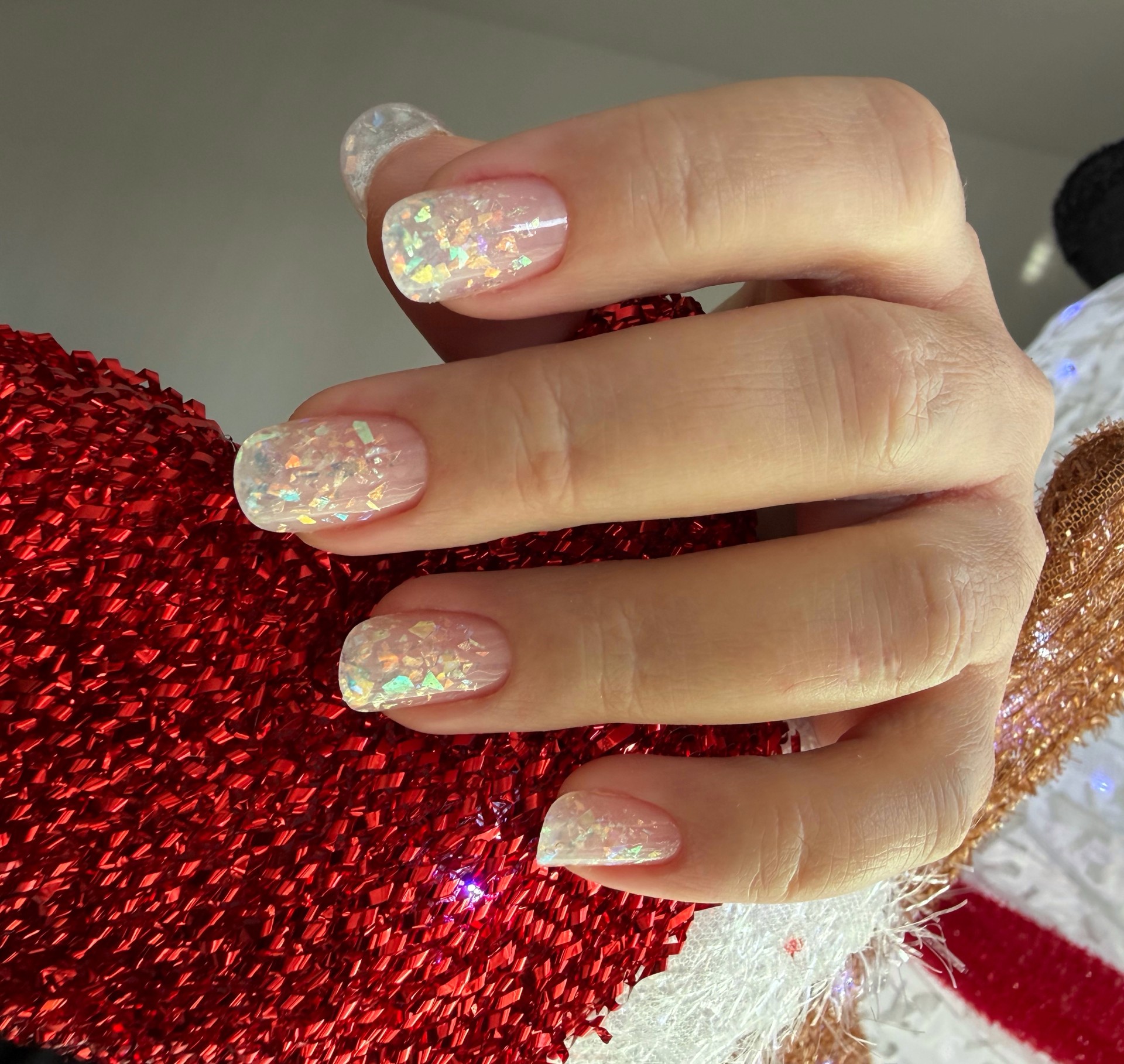 Kuschelige Gelnägel in Matt-Weiß mit fühlbarem 3D Strickmuster-Effekt für den Winter.