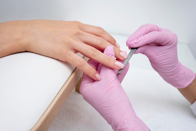 Nageldesign mit handgemaltem Leopardenmuster als Akzent auf Nude-Gelnägeln.