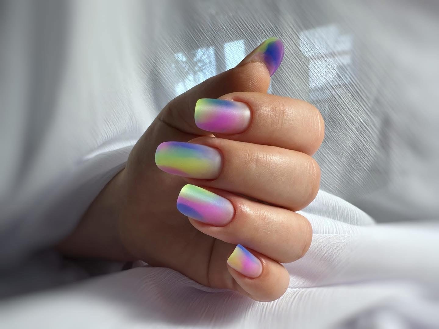 Bunte Gelnägel im Mismatched Look mit fünf verschiedenen aufeinander abgestimmten Pastelltönen.