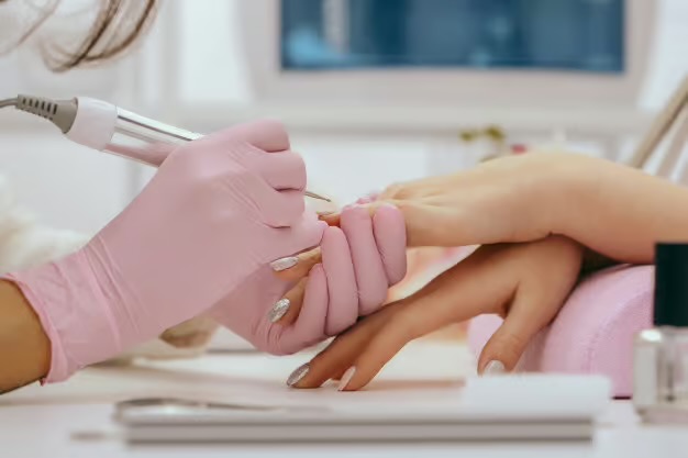 Extravagante Gelnägel mit Fullcover Glitzer in intensivem Rosa für ein funkelndes Finish.