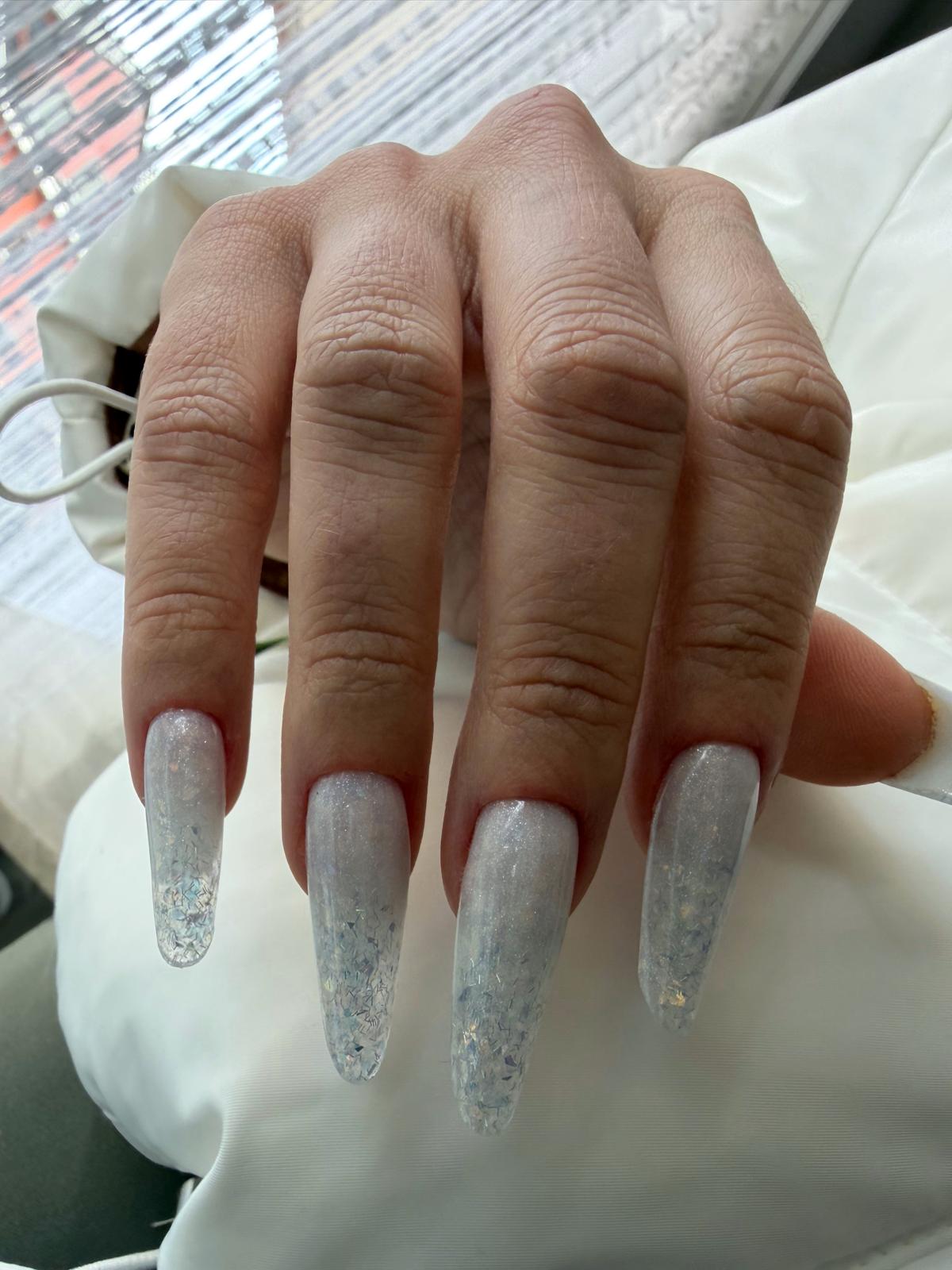 Elegante Naturnagelverstärkung und klassische Maniküre bei Carla PG Nails Worms.