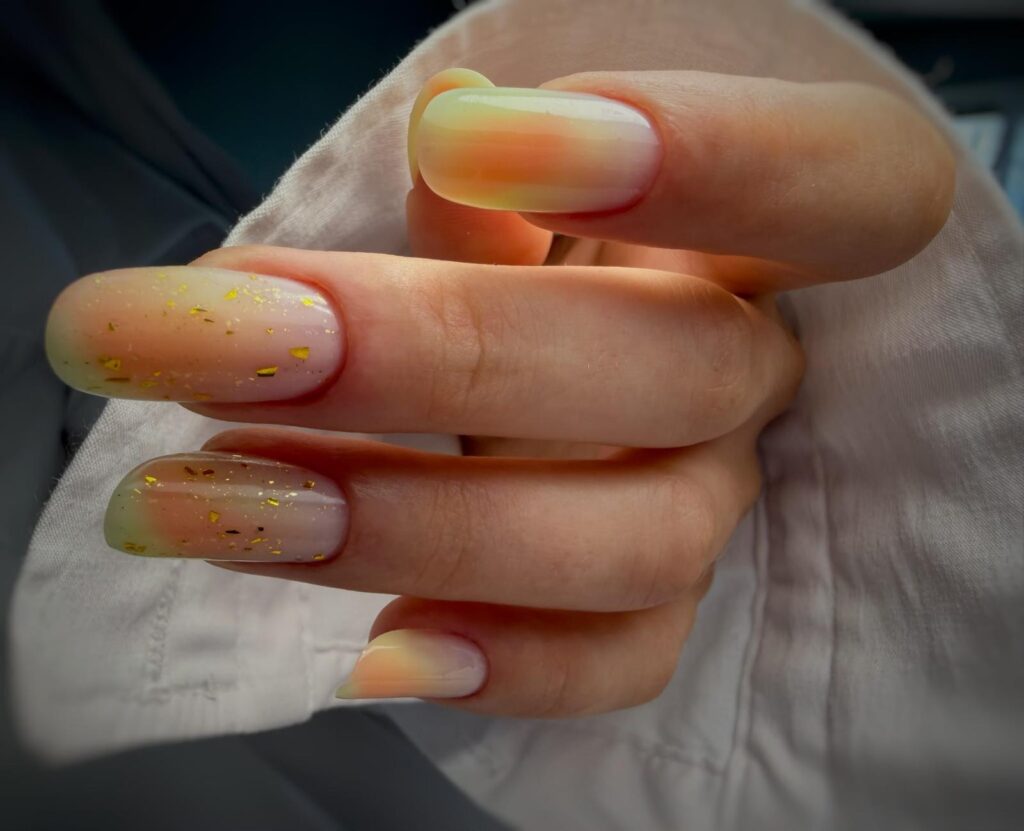 Trendige Chrome Nails mit futuristischem Silber-Spiegeleffekt in Stiletto-Form.
