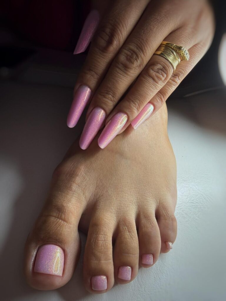 Stilvolle Gelnägel in tiefem Königsblau mit dezentem Glitzer auf dem Ringfinger.