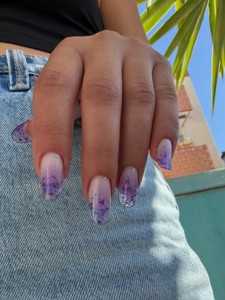 Knallige Sommer Gelnägel in Neonpink und Neongelb für den Urlaub.