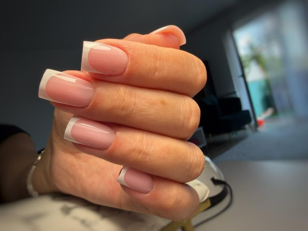 Dezente Gelnägel in Nude und Altrosa in trendiger Ballerina Form.