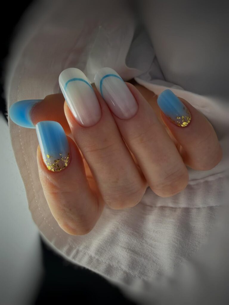 Moderne French Nails Maniküre mit präziser weißer Spitze auf eckigen Gelnägeln.